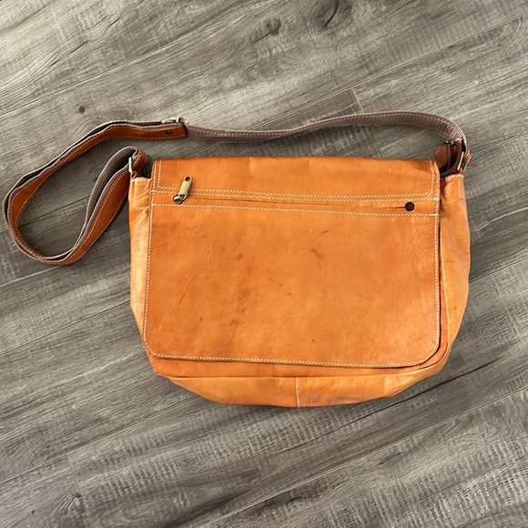Leather messenger bag. Preppy and cool - Picture 2 of 4